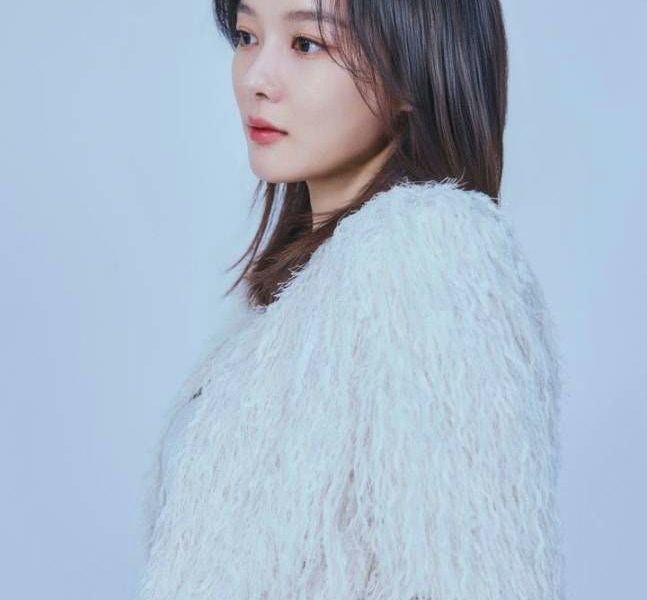 people-Woman-Korean-A-Dark Hair-A-White Fur Coat-A-Side Profile