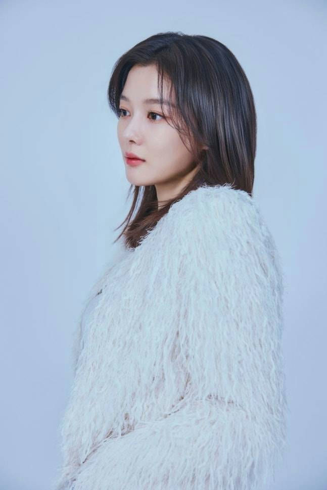 people-Woman-Korean-A-Dark Hair-A-White Fur Coat-A-Side Profile