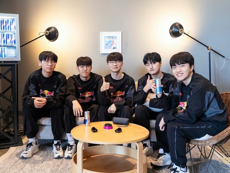 people-5-esports-team-T1-Red-Bull-sponsorship-casual-setting-black-tracksuits-thumbs-up-Red-Bull-cans
