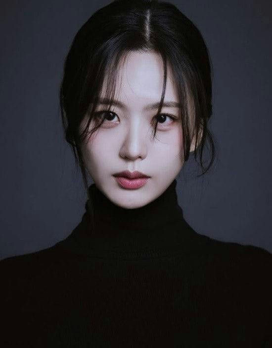 people-Woman-Portrait-Dark background-Black turtleneck-Center focused