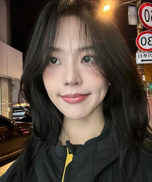 people-A-woman-A-smiling-A-dimples-A-black hair-A-nighttime-A-street background