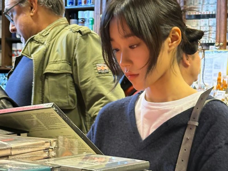 roh yoon seo bookstore casual look