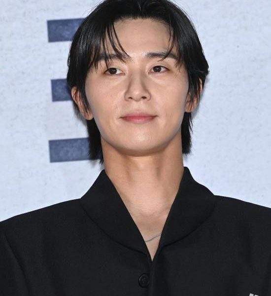 people-Park Seo-joon-A-actor-A-formal attire-A-black jacket-A-indoor event