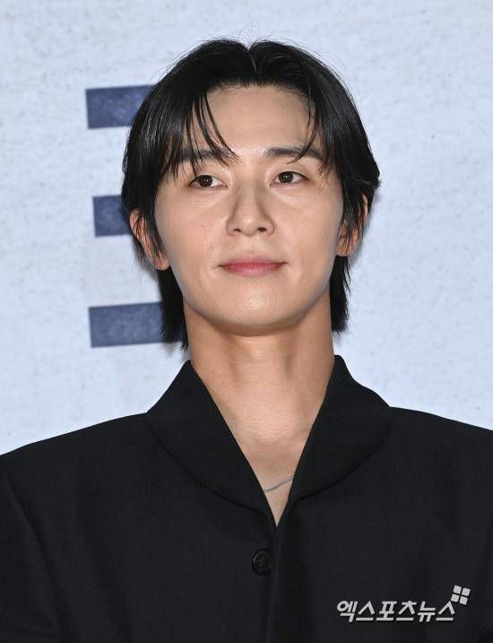 people-Park Seo-joon-A-actor-A-formal attire-A-black jacket-A-indoor event