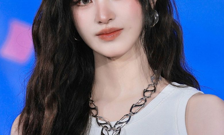 people-Female idol-A-dark wavy hair-A-bangs-B-white ribbed top-B-silver chain necklace-C-blue background