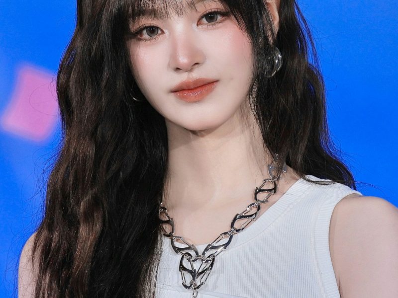 people-Female idol-A-dark wavy hair-A-bangs-B-white ribbed top-B-silver chain necklace-C-blue background