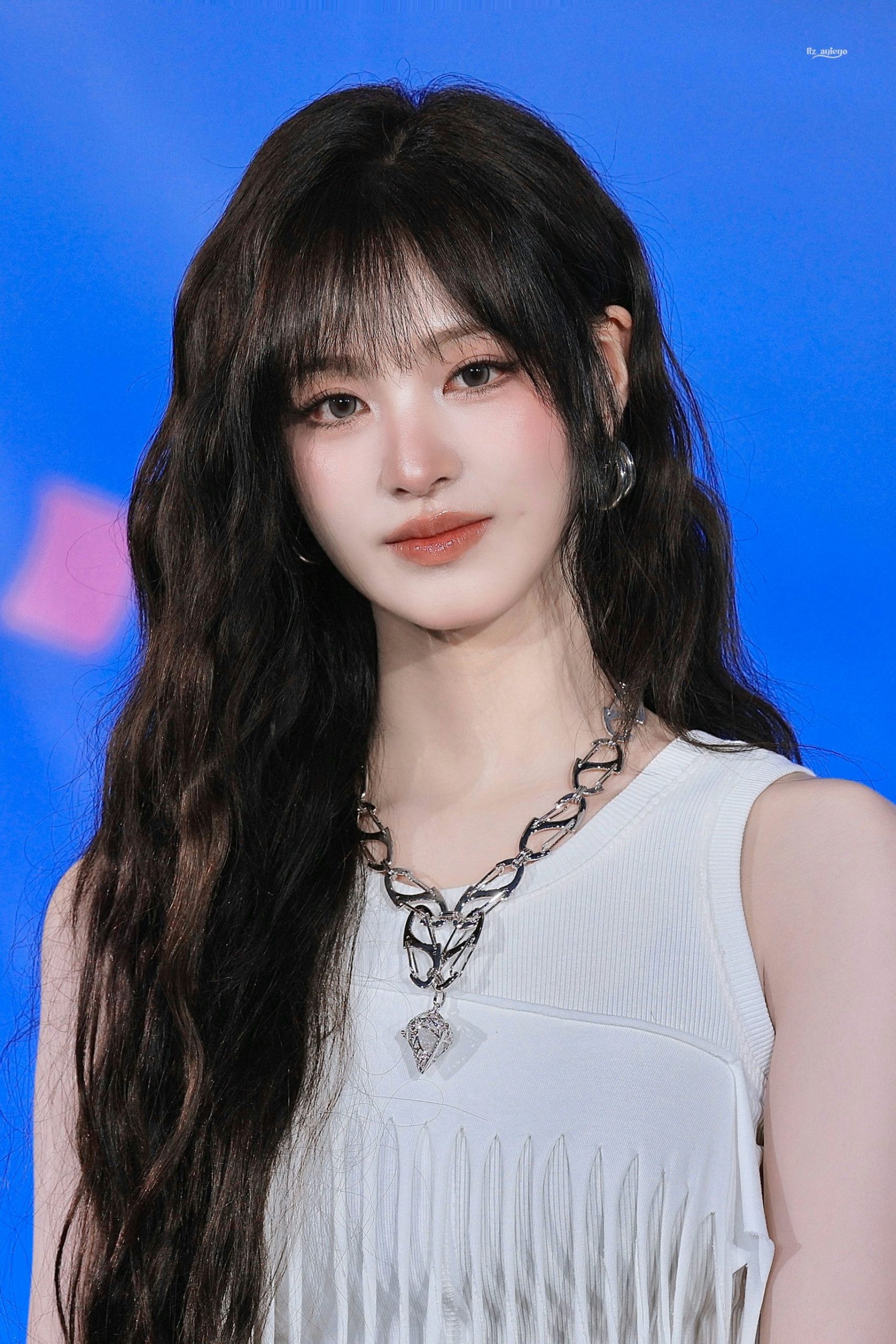 people-Female idol-A-dark wavy hair-A-bangs-B-white ribbed top-B-silver chain necklace-C-blue background