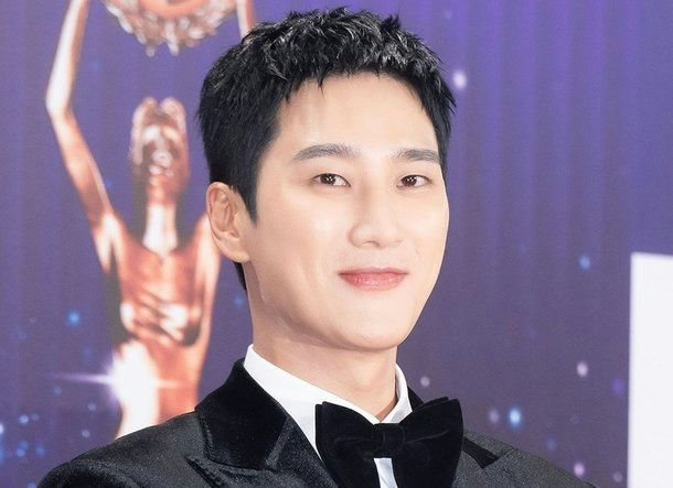 people-man-formal attire-A-black bow tie-A-award show background-A-short black hair