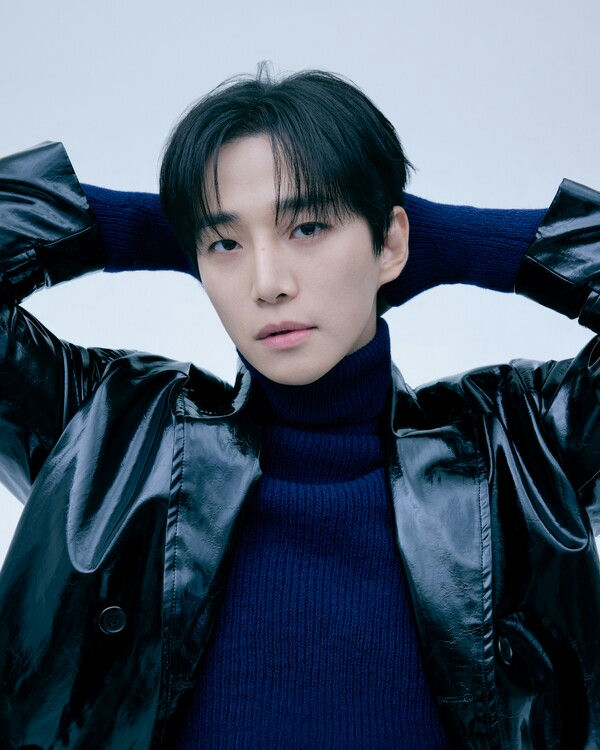 people-1-man-A-black hair-A-navy blue turtleneck sweater-A-shiny black coat