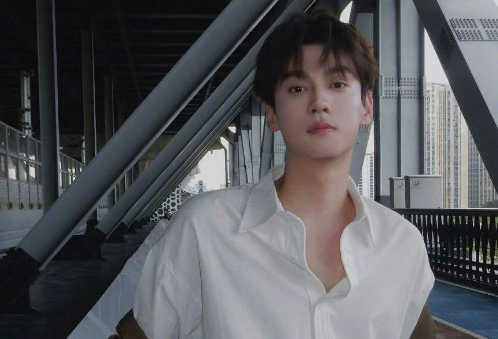 people-one male-A-Asian celebrity look-A-white collared shirt-B-outdoor walkway structure-C-urban background