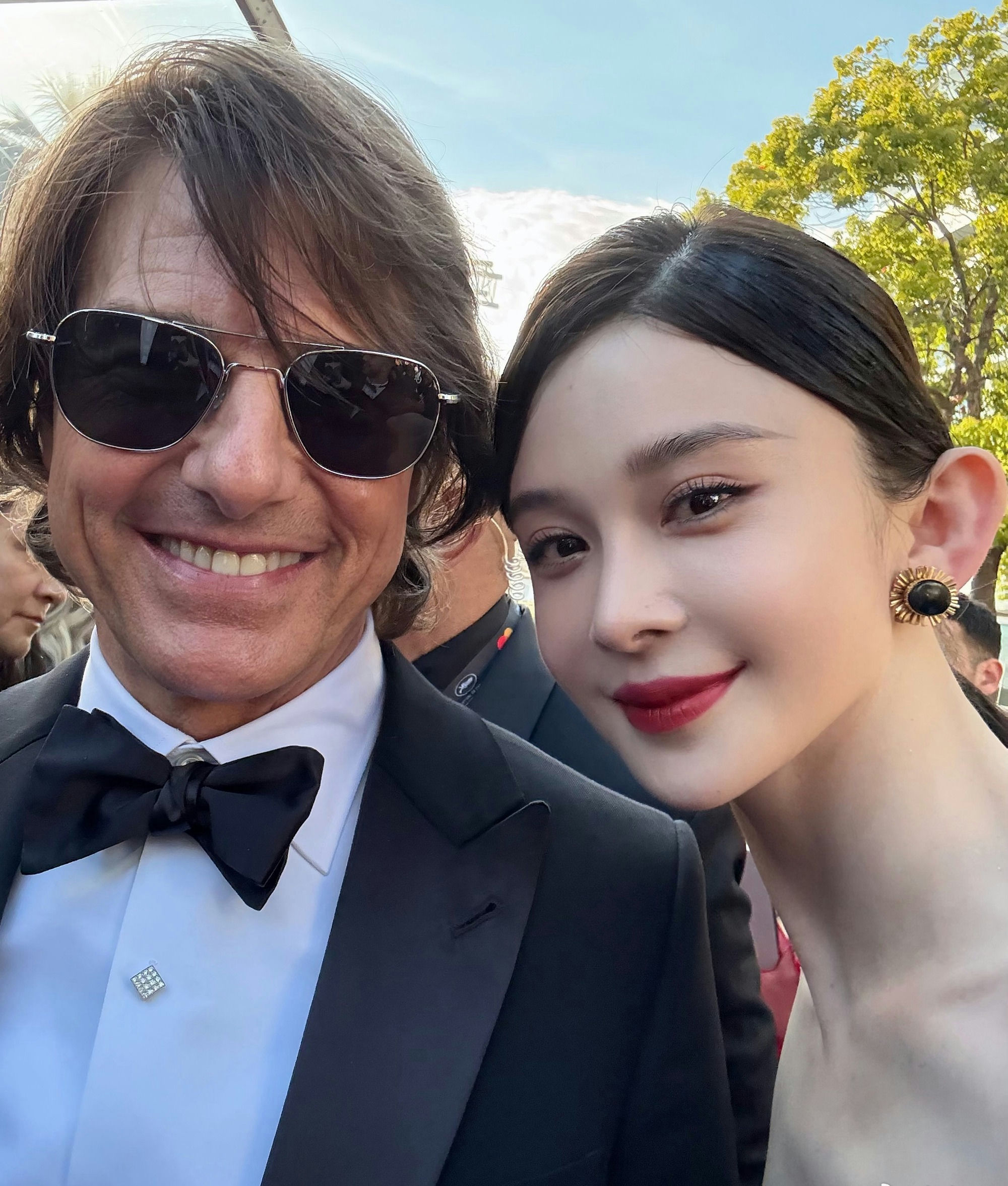 people-Tom Cruise-A-female celebrity-A-selfie-A-formal wear-B-sunglasses-C