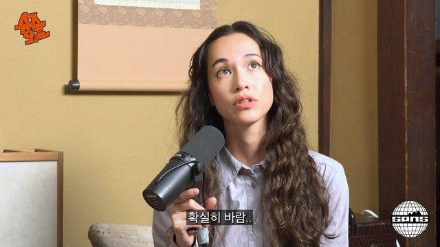 people-woman-curly hair-microphone-Korean subtitles-podcast