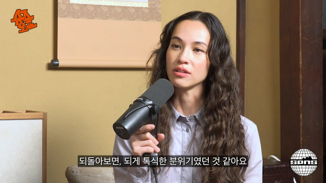 people-woman-A-podcast-A-microphone-A-curly hair-B-korean subtitles-C