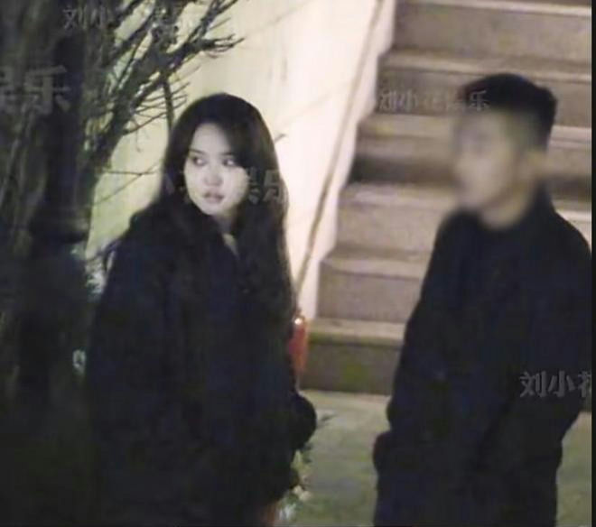 people-woman-dark hair-dark coat-outdoor night-man blurred-stairs background