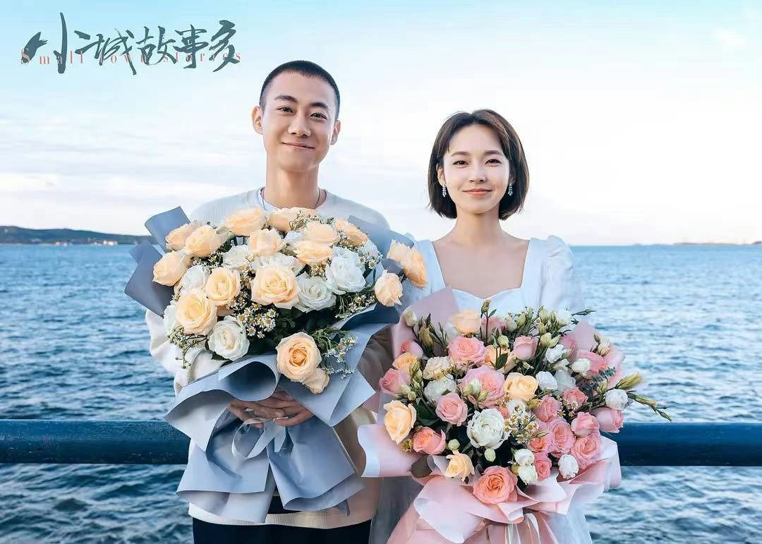 people-young man and woman-holding bouquets-seaside setting-romantic atmosphere-Chinese characters in corner