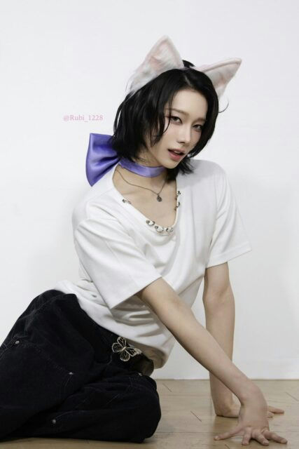 people-A-cat ears headband-A-purple bow choker-B-white t-shirt-C-black pants