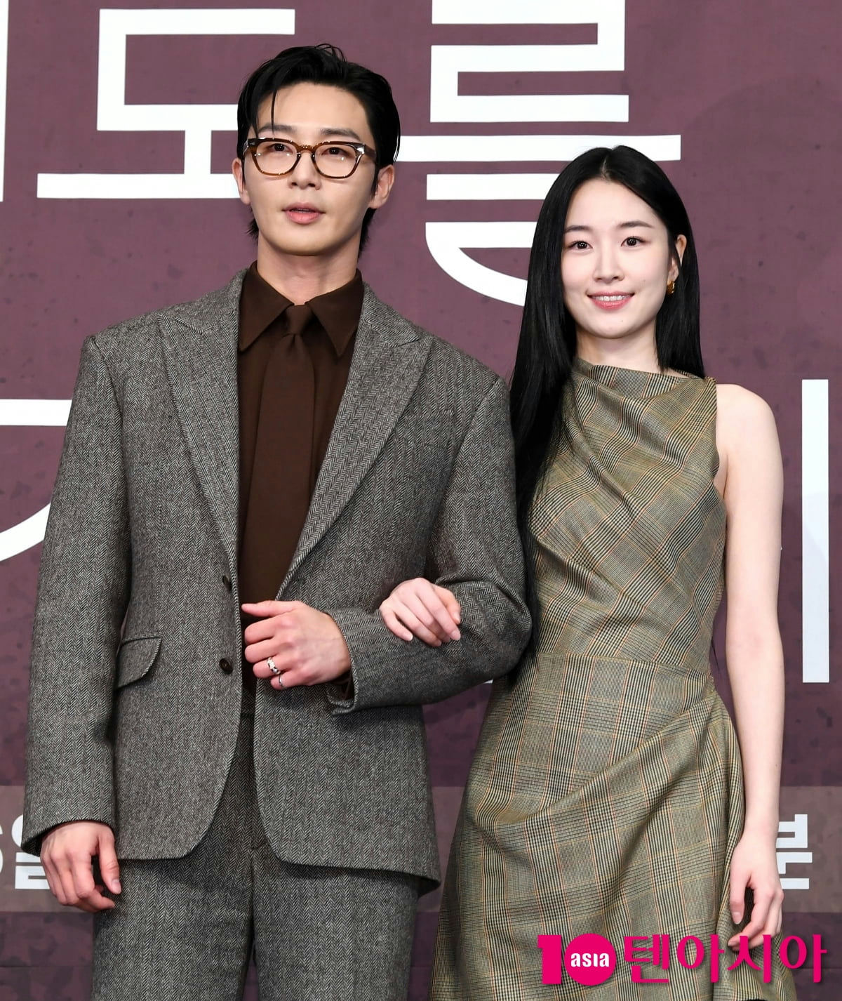 people-two-Park Seo-joon-A-woman-B-Korean actors-C