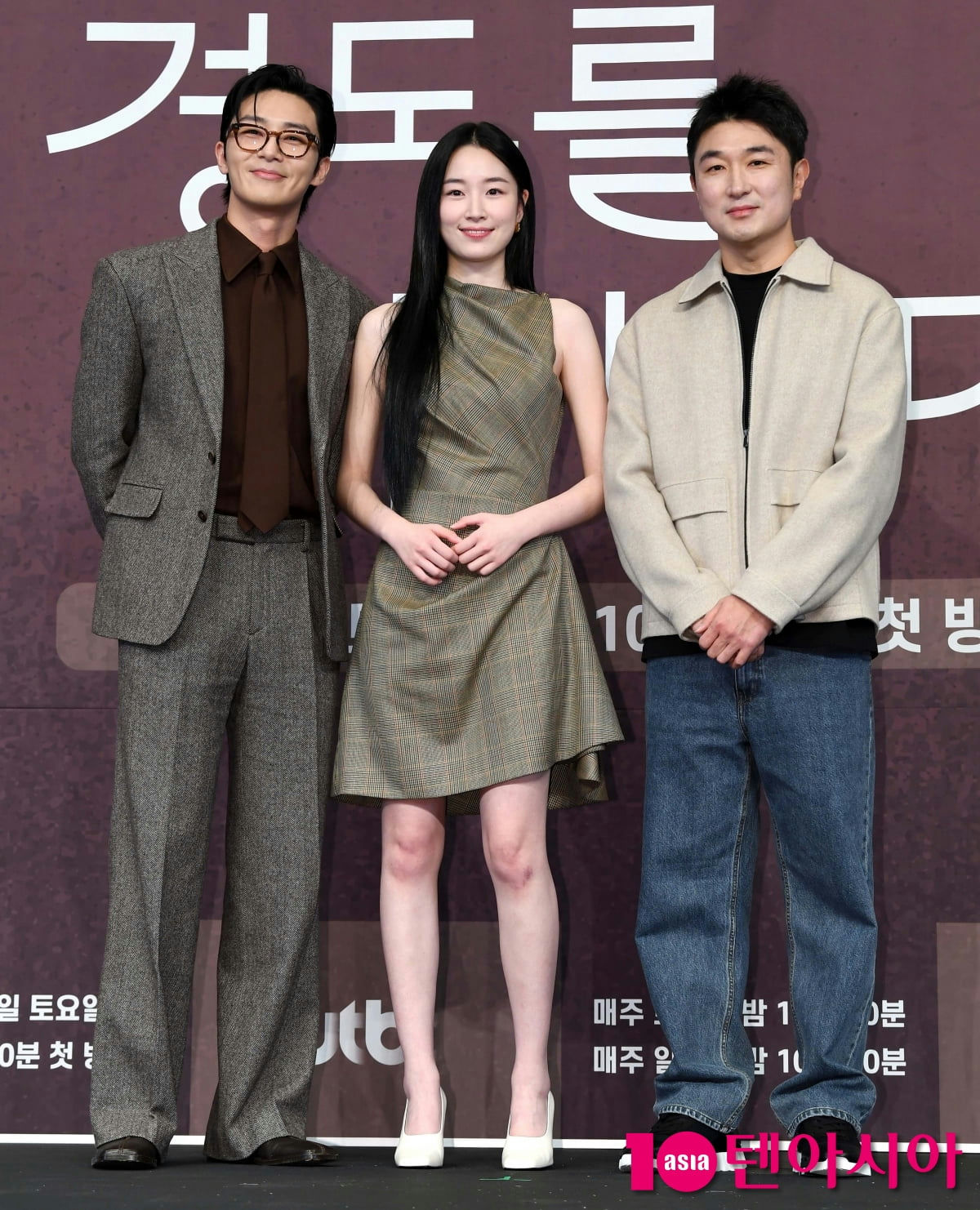 people-Three people-A-standing on a stage-B-Korean celebrities-C-attending a promotional event