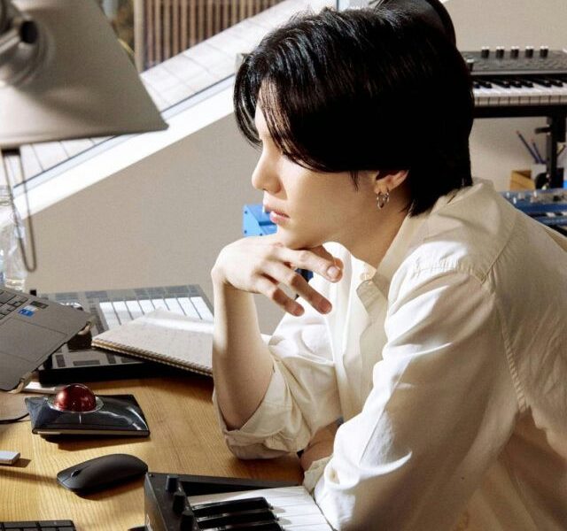 people-Suga (BTS)-A-profile-A-music production-A-trackball mouse-B-mini MIDI keyboard-C