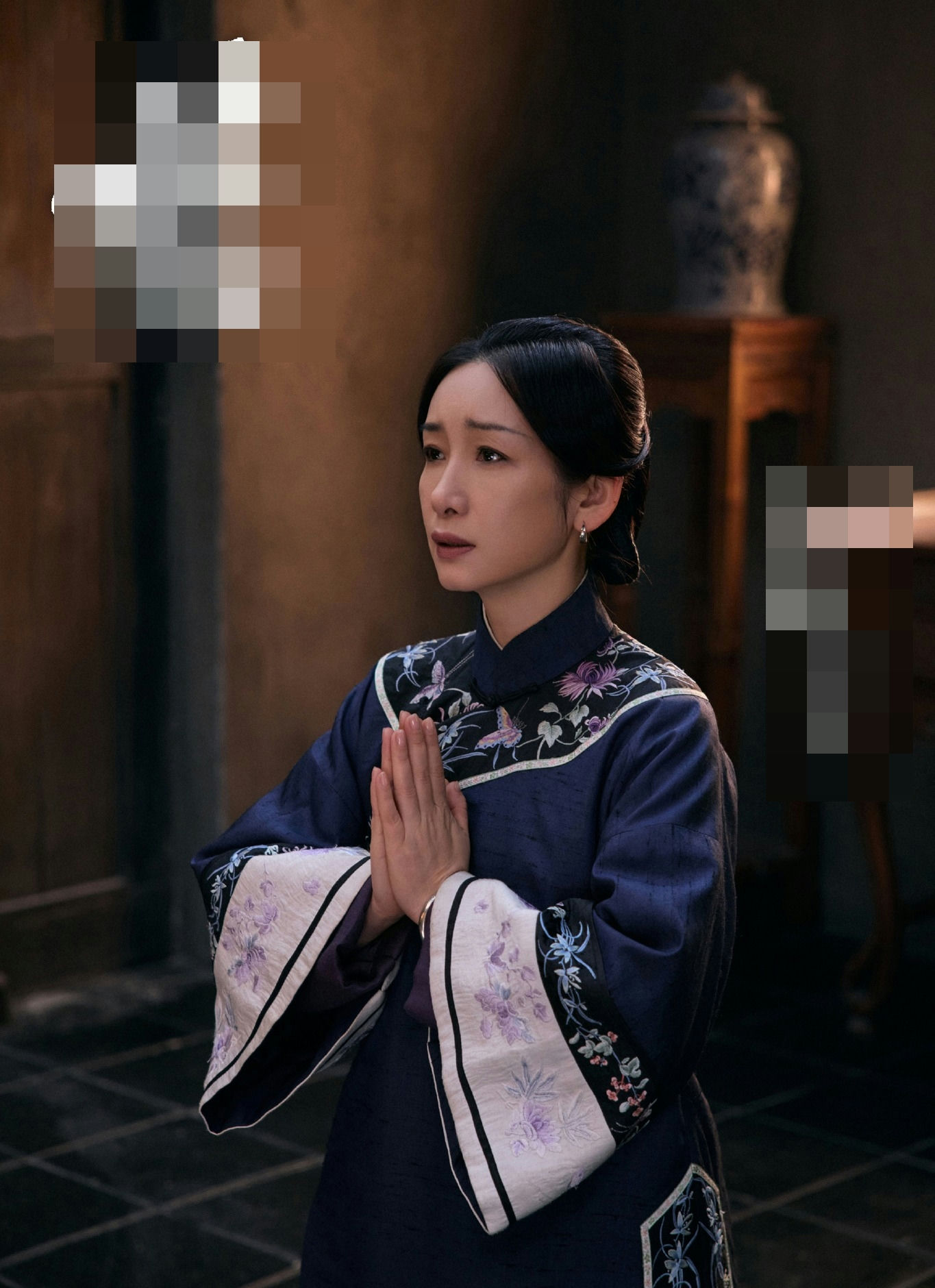 people-Woman-A-Chinese clothing-A-Prayer gesture-A-Serious expression-B-Indoor setting-B-Qing dynasty style dress-C