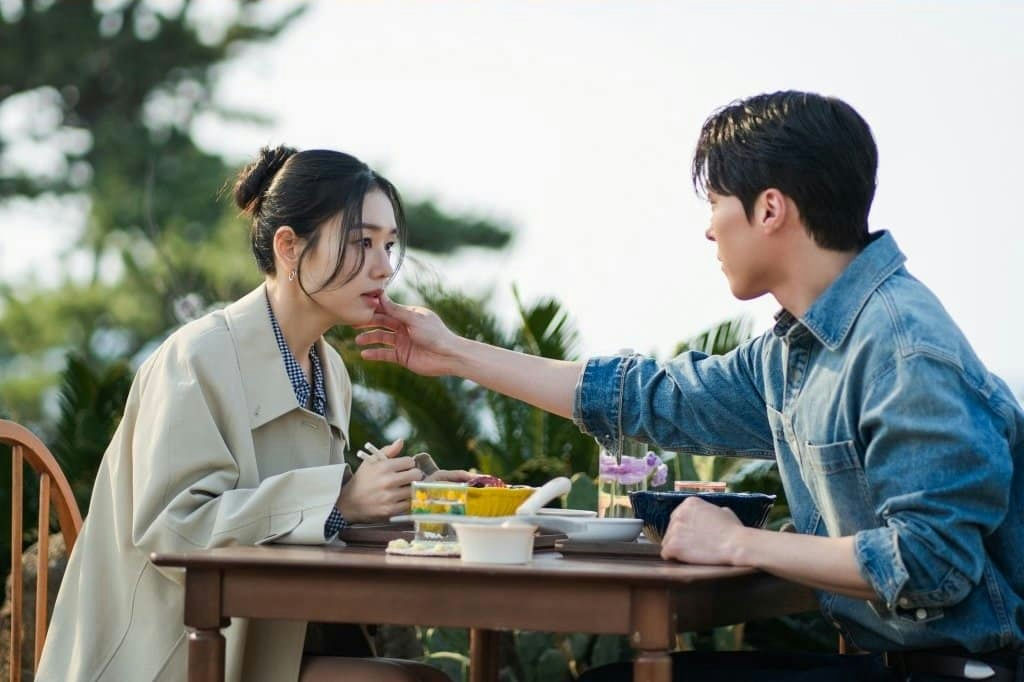 people-woman-outdoor-man-caring gesture-dining-affection