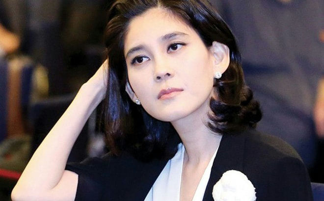 people-woman-A-dark hair-A-diamond earrings-A-black blazer-A-white flower brooch