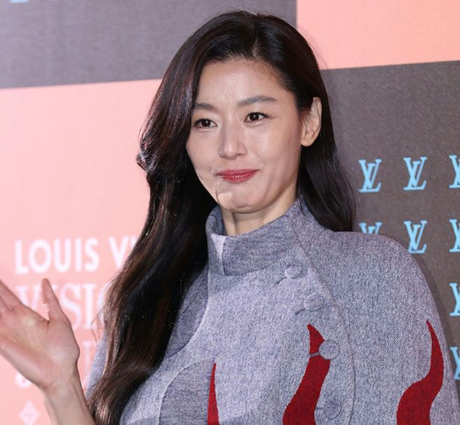 people-Jun Ji-hyun-A-fashion event-A-gray cape-A-red flame design-B-Louis Vuitton branding-C