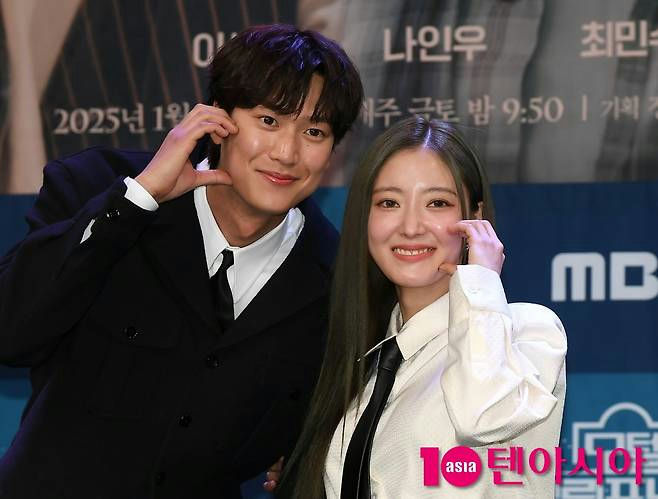 people-A-Na In-woo-A-actress-B-smiling-B-making cute gesture-C-formal attire