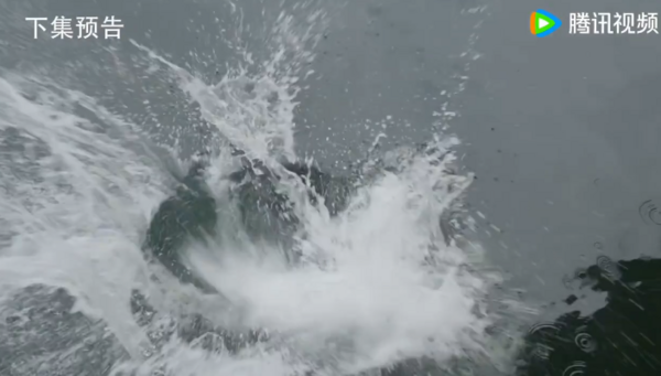 people-0-water splash-A-falling-A-dark water-A-Tencent Video logo-B-Chinese text-C