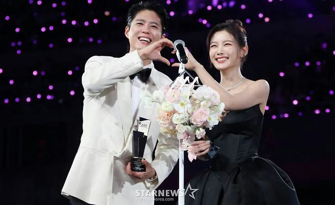 people-Park Bo Gum-A-Kim Yoo Jung-A-holding trophy-B-making heart gesture-C-holding flowers