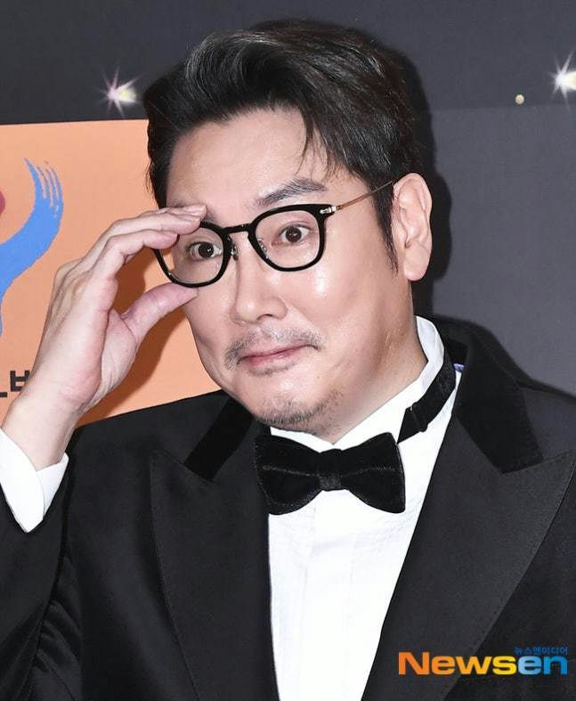 people-Man in Glasses-Black Tuxedo-Adjusting Glasses-Black Bow Tie-Korean Celebrity