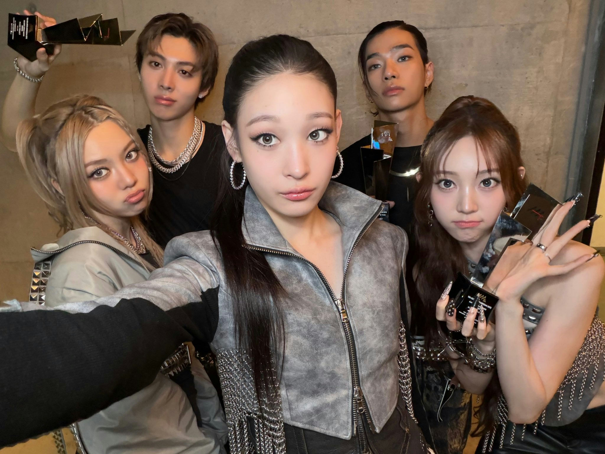 people-5-group selfie-A-K-pop style-B-awards-C-edgy fashion