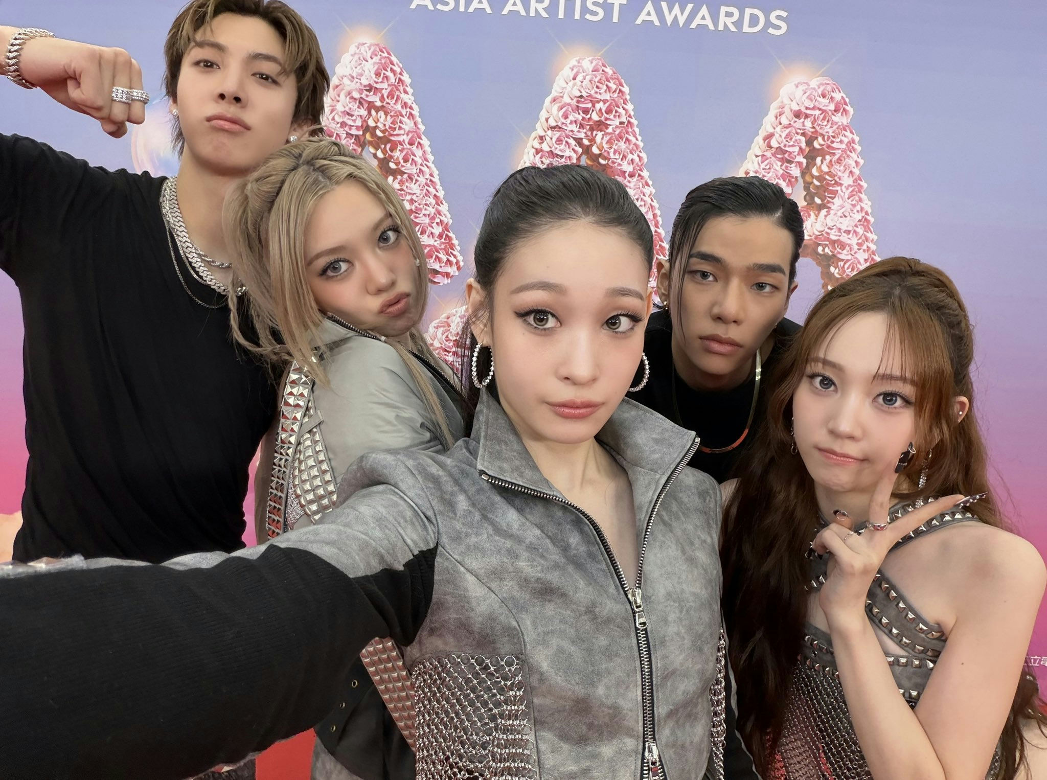 people-5-group photo-A-selfie-B-K-pop style-C-awards show background