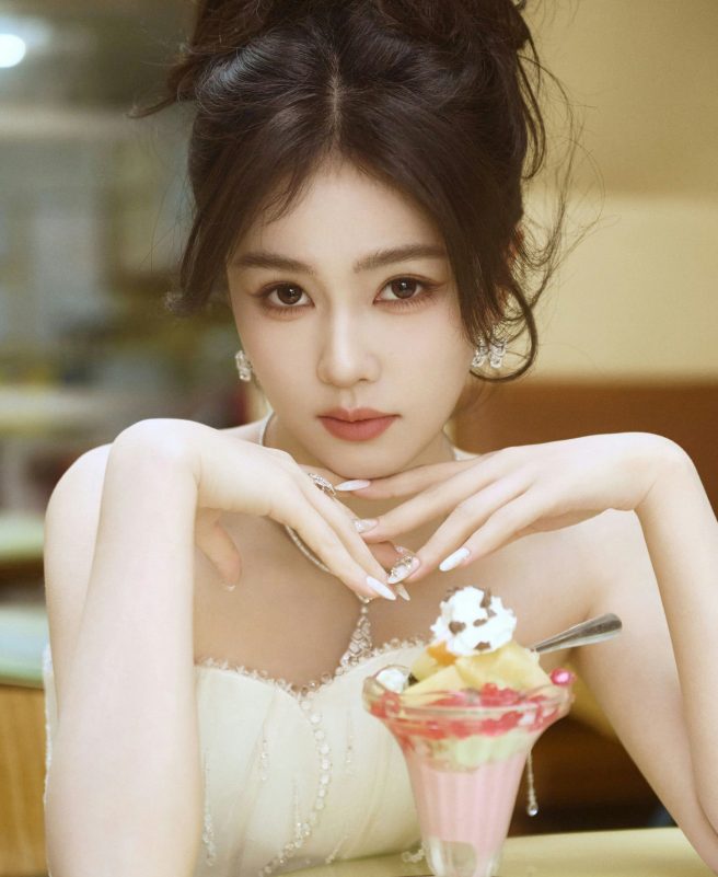 people-woman-A-elegant-A-dessert-A-jewelry