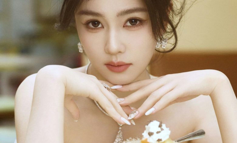 people-woman-A-elegant-A-dessert-A-jewelry