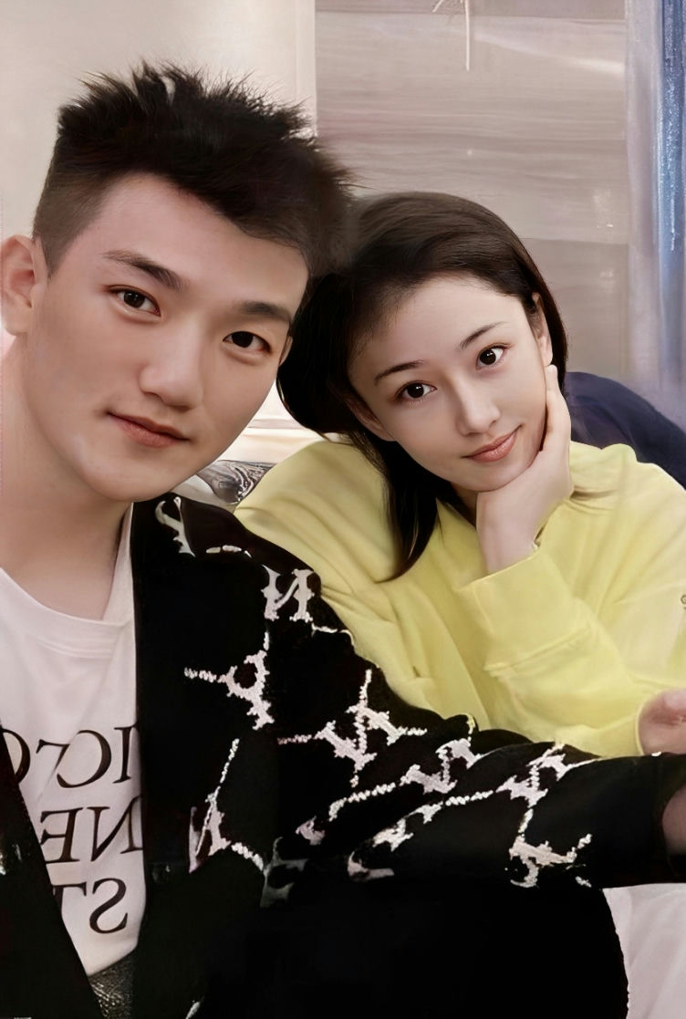 people-A-man-A-male-A-short-hair-B-woman-B-female-B-leaning-on-hand-C-couple-C-selfie