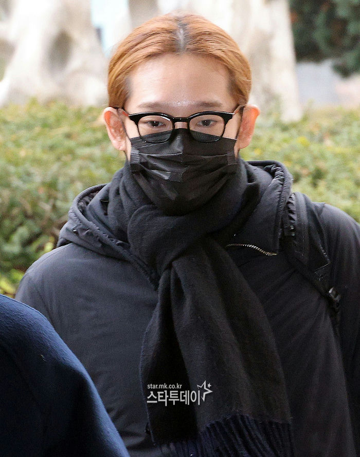 people-1-man-A-masked-A-glasses-A-auburn hair-A-black jacket-A-black scarf