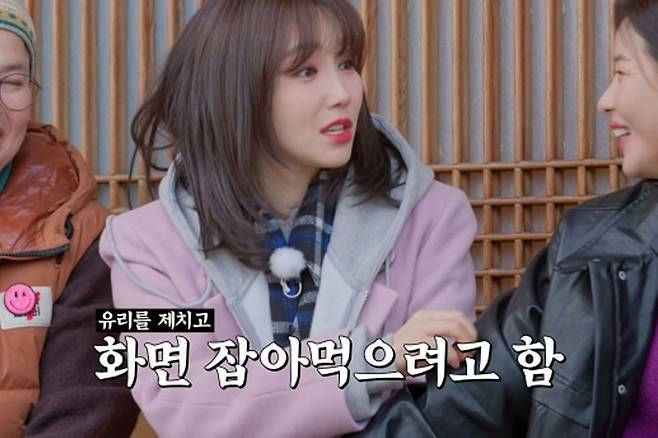 people-three women-A-Korean entertainment-B-winter clothing-C-subtitles