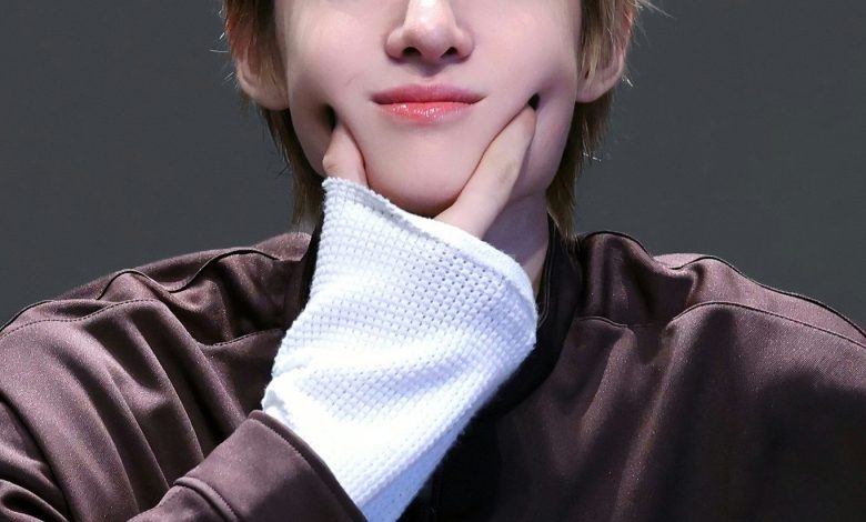 people-A-male idol-A-blond hair-B-pouting-C-brown jacket