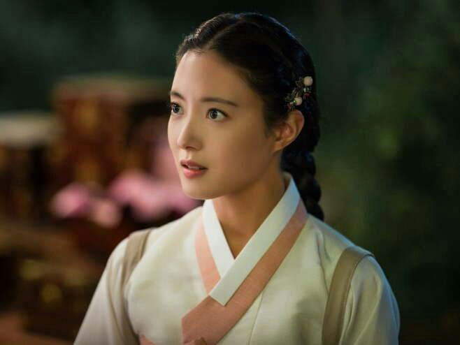 Lee Se‑young natural beauty performance