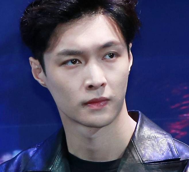 EXO Lay fan meeting absence apology