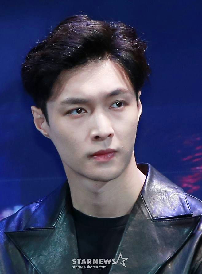 EXO Lay fan meeting absence apology