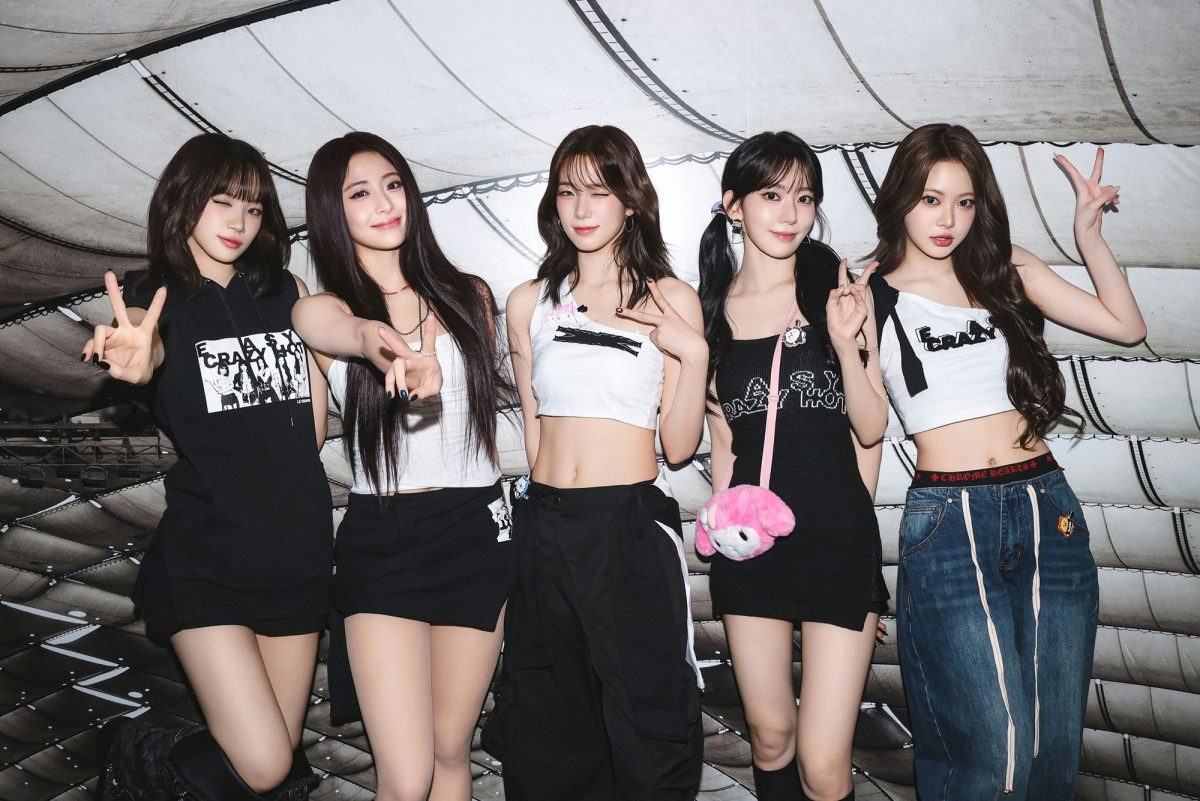 people-5-K-pop-female-idol-A-casual-wear-A-peace-sign-B-crop-top-C-denim-jeans