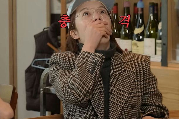 people-woman-surprised-covering mouth-looking up-wearing glasses-wearing houndstooth jacket-Korean text overlay