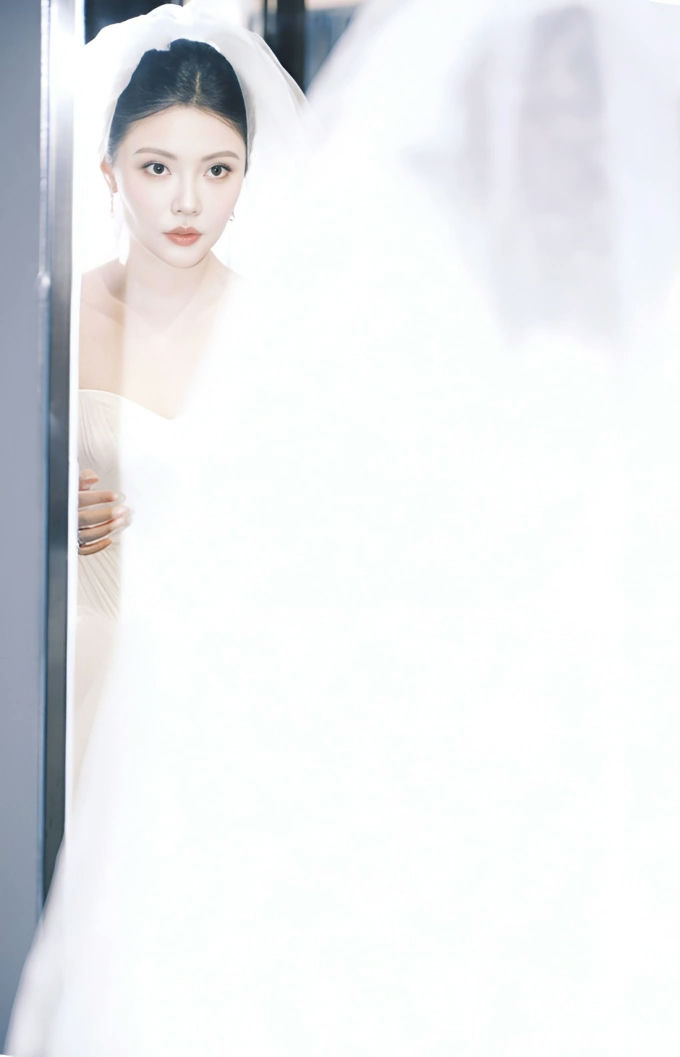 people-1-woman-A-bridal-veil-A-peeking-A-white-dress
