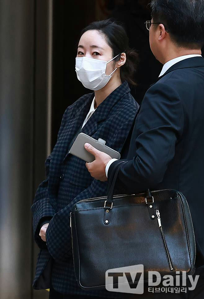 people-woman wearing mask-A-man in suit-A-holding wallet-B-carrying briefcase-C