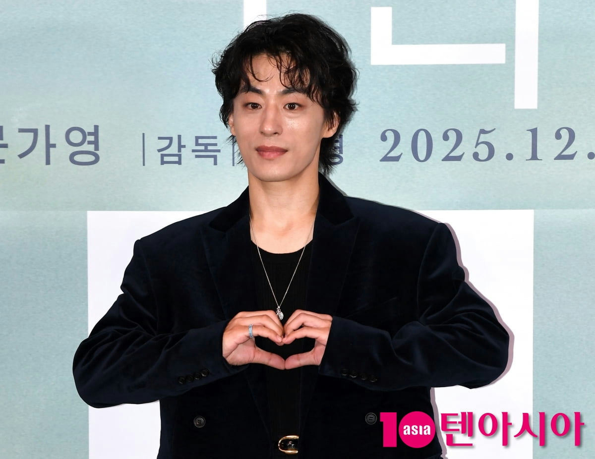 people-man-heart gesture-A-dark suit-A-Korean text background-A-necklace-B-ring-C