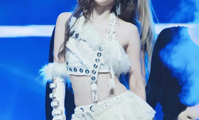 people-1-female-A-kpop idol-A-white outfit-B-stage performance-B-blue background-C-tongue out