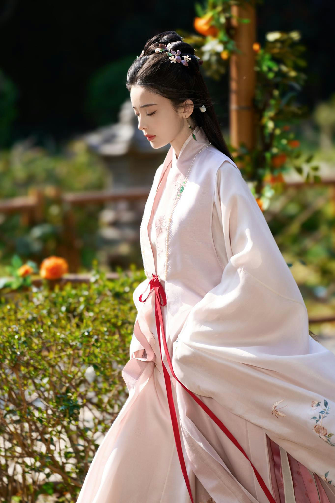 people-woman-Hanfu-pink-garden-sunlight