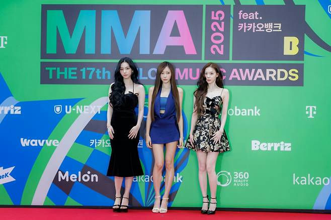 people-Three women-A-Kpop group members-A-Red carpet event-B-Formal attire-C-MMA 2025 background